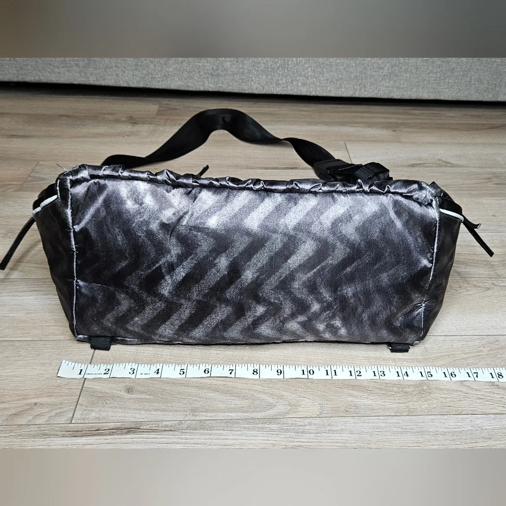 *RARE* LULULEMON Messenger Bag OFFERS WELCOME! - Picture 4 of 7